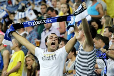 Odessa, Ukrayna - 10 Temmuz 2013: oyun alanı, 10 Temmuz 2013, Odessa, Ukrayna üzerinde oyun Shakhtar Donetsk ve Chernomorets sırasında duygusal futbolseverleri ultras ayaklandı
