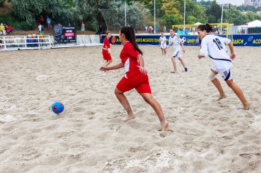 Odessa, Ukrayna-Temmuz 22, 2018: Beach Futbol Şampiyonası sahilde amatör kadınlar arasında. Futbol kum. Bir şehir plaj kum üzerinde plaj futbolu oynayan genç güzel kız