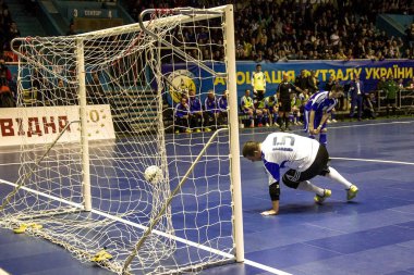 Odessa, Ukrayna - 12 Nisan 2016: Dünya Kupası play-off maçı Ukrayna - Slovakiya. Futsal oynuyor. Modern Bahçesi kapsayan spor salonu büyük sahnede mini futbol