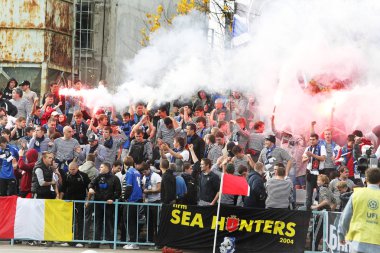 Odessa, Ukrayna - 14 Kasım 2010: Polis, kırık Kürsüsü, kavgalar, oyun alanı üzerinde havai fişek ile oyun sırasında Ultras duygusal futbol hayranları onun takımlarından Chernomorets ayaklandı