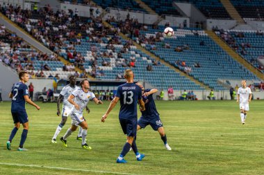 Odessa, Ukrayna - 3 Ağustos 2018: duygusal futbol taraftarları destek ekibi stadyumunda futbol kulübü Djurgardens Eğer İsveç oyun Uefa Avrupa Ligi oyun sırasında. Kalabalık futbol taraftarları Stadyumu futbol