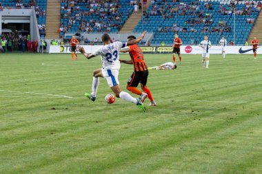 Odessa, Ukrayna - 14 Ağustos 2015: Fc Shakhtar Donetsk ve Fc Dnipro Dnipropetrovsk Ukrayna Kupası maçında top için kavga ediyorlar. Ayrıntı oyunun.