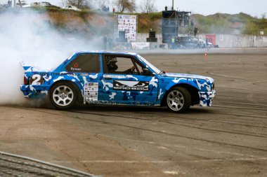 Odessa, Ukrayna -23 Nisan 2017: Combat drifters yerel sürüklenen yarışmalar. Gösteri yasadışı bir platform üzerinde sürüklenen. Binici profesyonel olarak otomatik yarışmalarda driftig yeterlilik yarışta parça geçmek