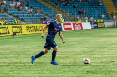 Odessa, Ukrayna - 3 Ağustos 2018: duygusal futbol taraftarları destek ekibi stadyumunda futbol kulübü Djurgardens Eğer İsveç oyun Uefa Avrupa Ligi oyun sırasında. Kalabalık futbol taraftarları Stadyumu futbol