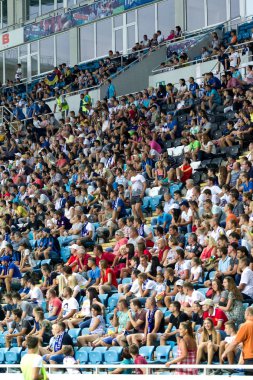 Odessa, Ukrayna - 2 Ağustos 2015: Futbol taraftarları ve stadyumun futobolnogo sırasında hasta tribünlerde seyirci Dinamo Kiev - Chernomorets Odessa maç