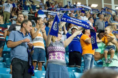 Odessa, Ukrayna - 2 Ağustos 2015: Futbol taraftarları ve stadyumun futobolnogo sırasında hasta tribünlerde seyirci Dinamo Kiev - Chernomorets Odessa maç