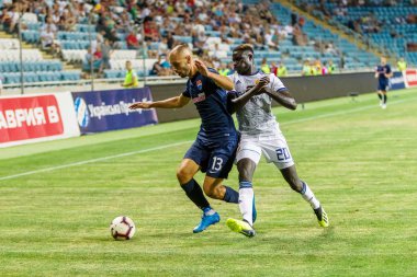 Odessa, Ukrayna - 3 Ağustos 2018: duygusal futbol taraftarları destek ekibi stadyumunda futbol kulübü Djurgardens Eğer İsveç oyun Uefa Avrupa Ligi oyun sırasında. Kalabalık futbol taraftarları Stadyumu futbol