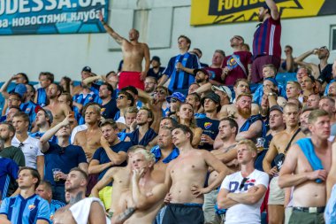 Odessa, Ukrayna - 3 Ağustos 2018: duygusal futbol taraftarları destek ekibi stadyumunda futbol kulübü Djurgardens Eğer İsveç oyun Uefa Avrupa Ligi oyun sırasında. Kalabalık futbol taraftarları Stadyumu futbol