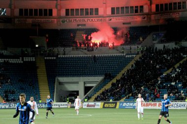 Odessa, Ukrayna - 10 Temmuz 2013: duygusal futbol taraftarları Stadı nda futbol kulübü Chernomorets, 10 Temmuz 2013, Odessa, Ukrayna bir oyun sırasında destek