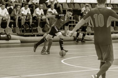 Odessa, Ukrayna - 28 Temmuz 2018: Parke zemin üzerinde bir futsal futsal turnuvasında oynayan yerel takım kimliği belirsiz oyuncular. doğru anı kapalı odada, futsal futbolun bir spor oyunu