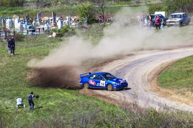 Odessa, Ukrayna - 17 Nisan 2016: Üzerinde bir mini ralli Kupası Limanov Severin güneşli bir gün pitoresk bozkır alanı'nda Ukrayna Şampiyonası