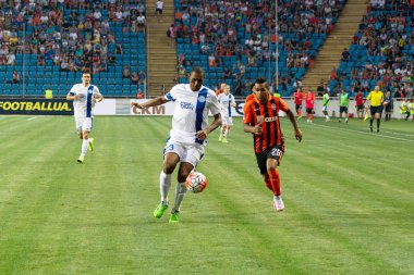 Odessa, Ukrayna - 14 Ağustos 2015: Fc Shakhtar Donetsk ve Fc Dnipro Dnipropetrovsk Ukrayna Kupası maçında top için kavga ediyorlar. Ayrıntı oyunun.