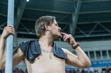 Odessa, Ukrayna - 3 Ağustos 2018: duygusal futbol taraftarları destek ekibi stadyumunda futbol kulübü Djurgardens Eğer İsveç oyun Uefa Avrupa Ligi oyun sırasında. Kalabalık futbol taraftarları Stadyumu futbol