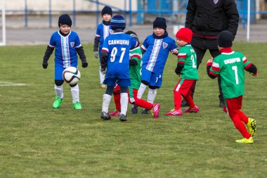 Odessa, Ukrayna 0 1 Nisan 2018: genç çocuklar için oyun spor eğitimi. Futbol futbol çocuklar için oyun. Üniformalı çalıştıran ve futbol oynarken spor kulübü, futbol oyuncuları genç oyuncular