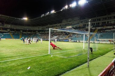 Odessa, Ukrayna - 3 Ağustos 2018: duygusal futbol taraftarları destek ekibi stadyumunda futbol kulübü Djurgardens Eğer İsveç oyun Uefa Avrupa Ligi oyun sırasında. Kalabalık futbol taraftarları Stadyumu futbol