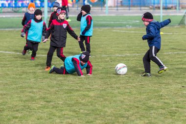 Odessa, Ukrayna 0 1 Nisan 2018: genç çocuklar için oyun spor eğitimi. Futbol futbol çocuklar için oyun. Üniformalı çalıştıran ve futbol oynarken spor kulübü, futbol oyuncuları genç oyuncular