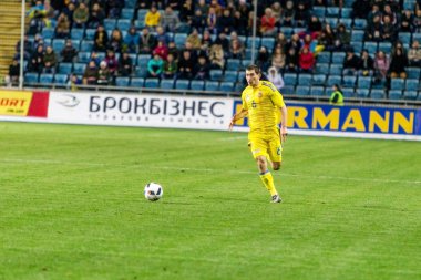 Odessa, Ukrayna -24 Mart 2016: Dostluk maçı (sarı) Ukrayna Millî Futbol takımı ve Kıbrıs (mavi) Milli takımı arasında. Yoğun maç oyun an.