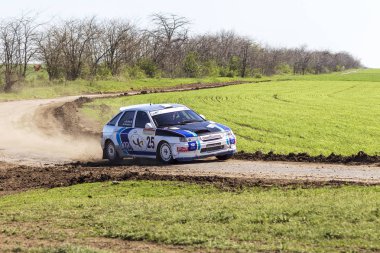 Odessa, Ukrayna - 17 Nisan 2016: Üzerinde bir mini ralli Kupası Limanov Severin güneşli bir gün pitoresk bozkır alanı'nda Ukrayna Şampiyonası