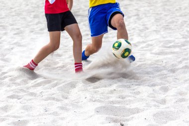 Odessa, Ukrayna -15 Ağustos 2015: Şampiyonası Ukrayna plaj futbolu Langeron plajda amatör kadınlar arasında üzerinde. Bayanlar futbol. Futbol kum üzerinde