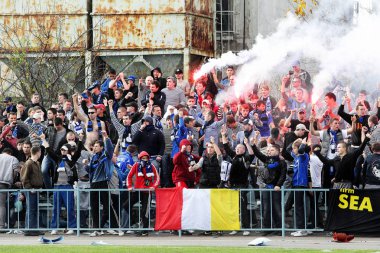 Odessa, Ukrayna - 14 Kasım 2010: Polis, kırık Kürsüsü, kavgalar, oyun alanı üzerinde havai fişek ile oyun sırasında Ultras duygusal futbol hayranları onun takımlarından Chernomorets ayaklandı