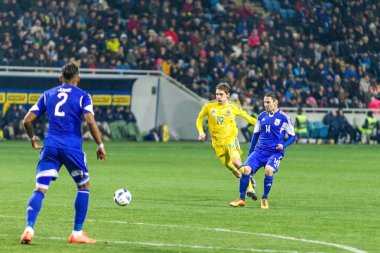 Odessa, Ukrayna -24 Mart 2016: Dostluk maçı (sarı) Ukrayna Millî Futbol takımı ve Kıbrıs (mavi) Milli takımı arasında. Yoğun maç oyun an.