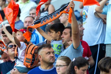 Odessa, Ukrayna - 14 Ağustos, 2015: futbol taraftarları ve seyirci stadyum standları duygusal Fc Shakhtar (Donetsk) - Dnipro (Dnipropetrovsk) oyun sırasında onların takım destekler. Major League. Ukrayna Kupası