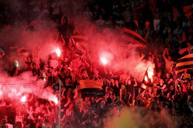 Odessa, Ukrayna - 10 Temmuz 2013: oyun alanı, 10 Temmuz 2013, Odessa, Ukrayna üzerinde oyun Shakhtar Donetsk ve Chernomorets sırasında duygusal futbolseverleri ultras ayaklandı