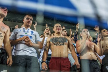 Odessa, Ukrayna 23 Temmuz 2018: Bir kalabalık futbol stadyumu. Ziyaret edenler stadyum standları dolu. Stadyumda futbol taraftarları. Taraftar standları sevinç, hafif ateş ve dalgalanan bayrak.