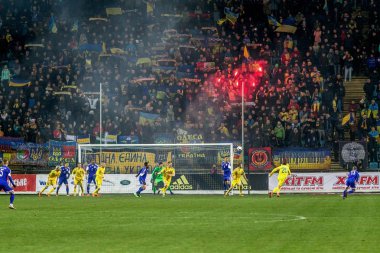 Odessa, Ukrayna -24 Mart 2016: Dostluk maçı (sarı) Ukrayna Millî Futbol takımı ve Kıbrıs (mavi) Milli takımı arasında. Yoğun maç oyun an.