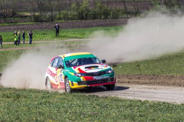 Odessa, Ukrayna - 17 Nisan 2016: Üzerinde bir mini ralli Kupası Limanov Severin güneşli bir gün pitoresk bozkır alanı'nda Ukrayna Şampiyonası