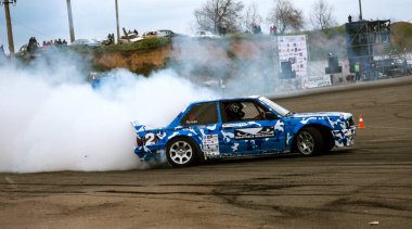 Odessa, Ukrayna -23 Nisan 2017: Combat drifters yerel sürüklenen yarışmalar. Gösteri yasadışı bir platform üzerinde sürüklenen. Binici profesyonel olarak otomatik yarışmalarda driftig yeterlilik yarışta parça geçmek