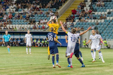 Odessa, Ukrayna - 3 Ağustos 2018: duygusal futbol taraftarları destek ekibi stadyumunda futbol kulübü Djurgardens Eğer İsveç oyun Uefa Avrupa Ligi oyun sırasında. Kalabalık futbol taraftarları Stadyumu futbol