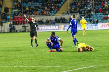 Odessa, Ukrayna -24 Mart 2016: Dostluk maçı (sarı) Ukrayna Millî Futbol takımı ve Kıbrıs (mavi) Milli takımı arasında. Yoğun maç oyun an.