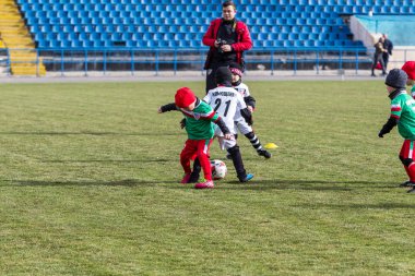 Odessa, Ukrayna 0 1 Nisan 2018: genç çocuklar için oyun spor eğitimi. Futbol futbol çocuklar için oyun. Üniformalı çalıştıran ve futbol oynarken spor kulübü, futbol oyuncuları genç oyuncular