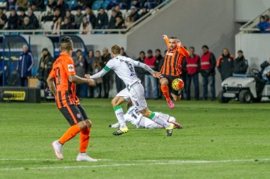 Odessa, Ukrayna - 3 Aralık 2015: Fc Karpaty ve Shakhtar Donetsk Ukrayna Kupası topu için Şampiyonlar Ligi mücadelede bir maçta. Ayrıntı oyunun.