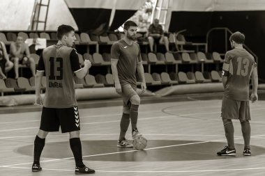 Odessa, Ukrayna - 28 Temmuz 2018: Parke zemin üzerinde bir futsal futsal turnuvasında oynayan yerel takım kimliği belirsiz oyuncular. doğru anı kapalı odada, futsal futbolun bir spor oyunu