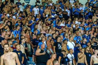 Odessa, Ukrayna - 3 Ağustos 2018: duygusal futbol taraftarları destek ekibi stadyumunda futbol kulübü Djurgardens Eğer İsveç oyun Uefa Avrupa Ligi oyun sırasında. Kalabalık futbol taraftarları Stadyumu futbol