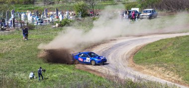 Odessa, Ukrayna - 17 Nisan 2016: Üzerinde bir mini ralli Kupası Limanov Severin güneşli bir gün pitoresk bozkır alanı'nda Ukrayna Şampiyonası