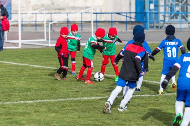 Odessa, Ukrayna 0 1 Nisan 2018: genç çocuklar için oyun spor eğitimi. Futbol futbol çocuklar için oyun. Üniformalı çalıştıran ve futbol oynarken spor kulübü, futbol oyuncuları genç oyuncular