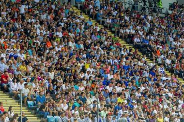 Odessa, Ukrayna 23 Temmuz 2018: Bir kalabalık futbol stadyumu. Ziyaret edenler stadyum standları dolu. Stadyumda futbol taraftarları. Taraftar standları sevinç, hafif ateş ve dalgalanan bayrak.