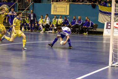Odessa, Ukrayna - 12 Nisan 2016: Dünya Kupası play-off maçı Ukrayna - Slovakiya. Futsal oynuyor. Modern Bahçesi kapsayan spor salonu büyük sahnede mini futbol