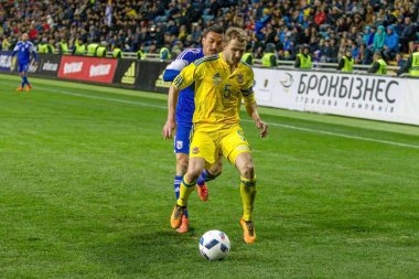 Odessa, Ukrayna -24 Mart 2016: Dostluk maçı (sarı) Ukrayna Millî Futbol takımı ve Kıbrıs (mavi) Milli takımı arasında. Yoğun maç oyun an.