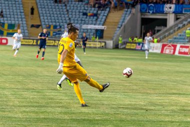 Odessa, Ukrayna - 3 Ağustos 2018: duygusal futbol taraftarları destek ekibi stadyumunda futbol kulübü Djurgardens Eğer İsveç oyun Uefa Avrupa Ligi oyun sırasında. Kalabalık futbol taraftarları Stadyumu futbol