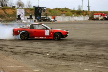 Odessa, Ukrayna -23 Nisan 2017: Combat drifters yerel sürüklenen yarışmalar. Gösteri yasadışı bir platform üzerinde sürüklenen. Binici profesyonel olarak otomatik yarışmalarda driftig yeterlilik yarışta parça geçmek