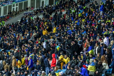 Odessa, Ukrayna - 24 Mart 2016: Futbol taraftarları ve seyirci stadyum standları duygusal onların Ukrayna ve Kıbrıs Milli takım maç sırasında destek ekibi. Duygular, el fenerleri, duman, çığlıkları