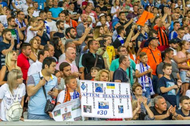 Odessa, Ukrayna 23 Temmuz 2018: Bir kalabalık futbol stadyumu. Ziyaret edenler stadyum standları dolu. Stadyumda futbol taraftarları. Taraftar standları sevinç, hafif ateş ve dalgalanan bayrak.