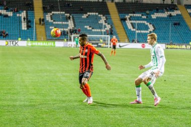 Odessa, Ukrayna - 3 Aralık 2015: Fc Karpaty ve Shakhtar Donetsk Ukrayna Kupası topu için Şampiyonlar Ligi mücadelede bir maçta. Ayrıntı oyunun.