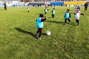 Odessa, Ukrayna 0 1 Nisan 2018: genç çocuklar için oyun spor eğitimi. Futbol futbol çocuklar için oyun. Üniformalı çalıştıran ve futbol oynarken spor kulübü, futbol oyuncuları genç oyuncular