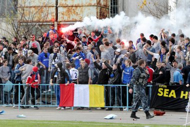 Odessa, Ukrayna - 14 Kasım 2010: Polis, kırık Kürsüsü, kavgalar, oyun alanı üzerinde havai fişek ile oyun sırasında Ultras duygusal futbol hayranları onun takımlarından Chernomorets ayaklandı