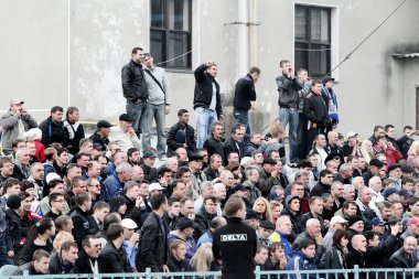 Odessa, Ukrayna - 14 Kasım 2010: Polis, kırık Kürsüsü, kavgalar, oyun alanı üzerinde havai fişek ile oyun sırasında Ultras duygusal futbol hayranları onun takımlarından Chernomorets ayaklandı